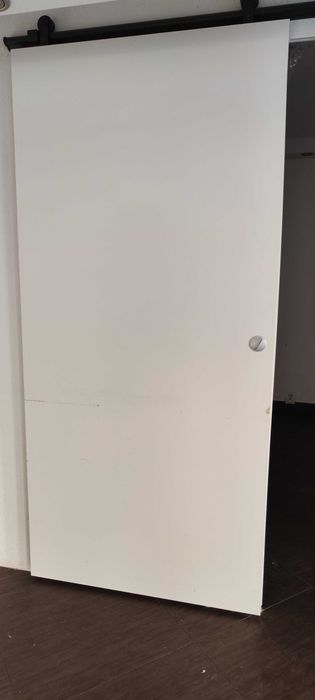 Drzwi przesuwne razem z systemem przesuwu.