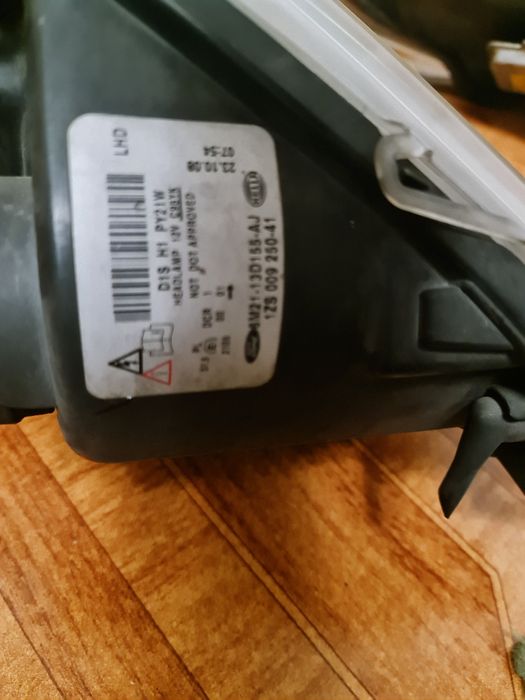 Boas. Vendo farois  de FORD  s max 2008. Bixenon.