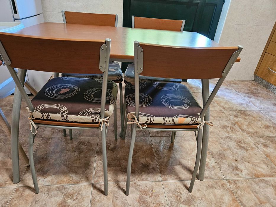 Mesa com 4 cadeiras