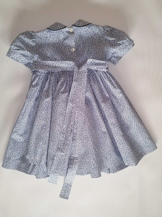 Vestido Cerimónia branco com flores azuis escuras com favos de mel