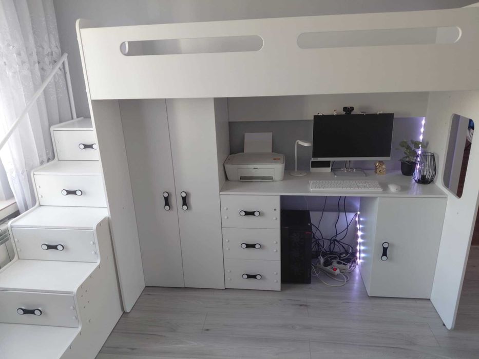 Łóżko piętrowe z biurkiem.