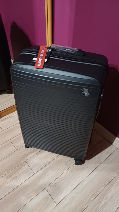 Duża walizka czarna plastikowa z metką Geographical Norway
