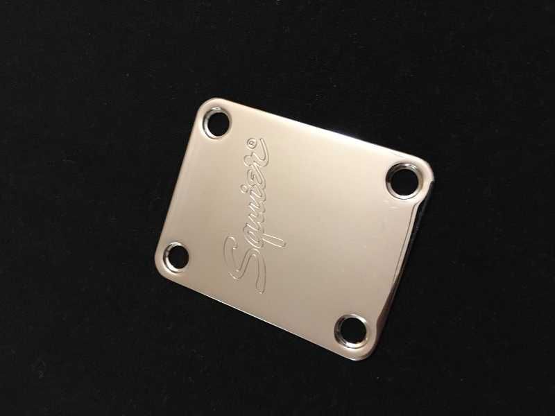 Neck plate Squier para guitarra ou baixo em estado novo.