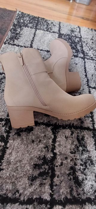 Beżowe botki 41.