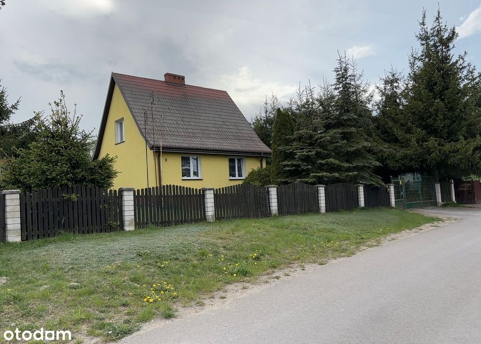 Wolnostojący dom z użytkowym poddaszem i piwnica oraz garażem.