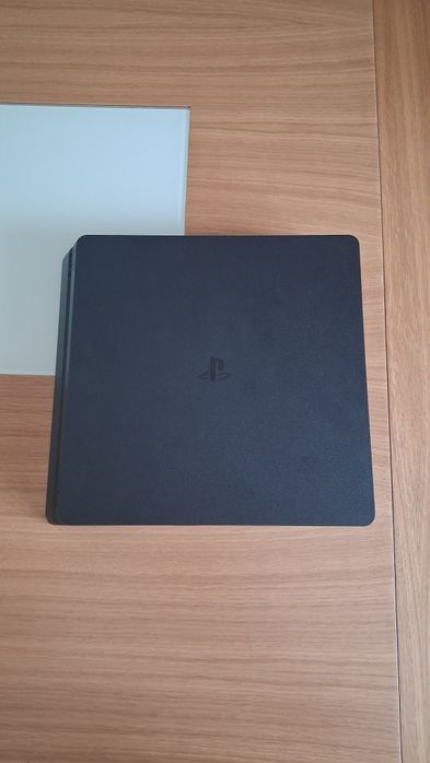 Vendo ps4 slim praticamente nova com jogos opcionais
