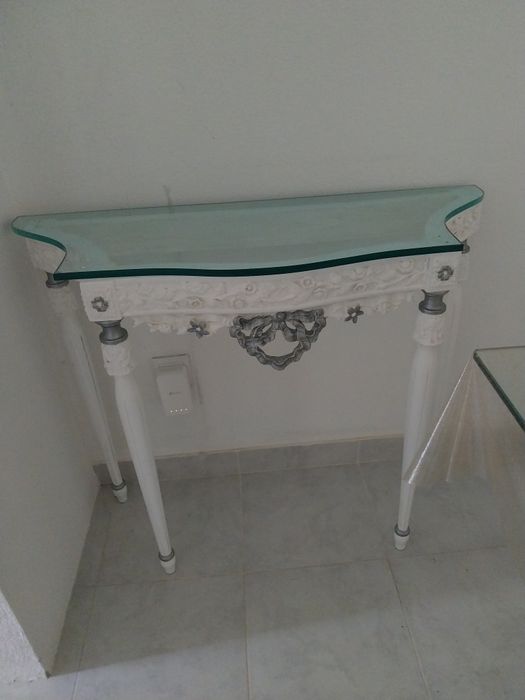 Mesa estilo credencia com tampo em vidro