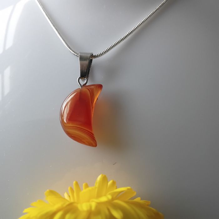 Fio em Prata com Ágata Cornalina em Meia Lua