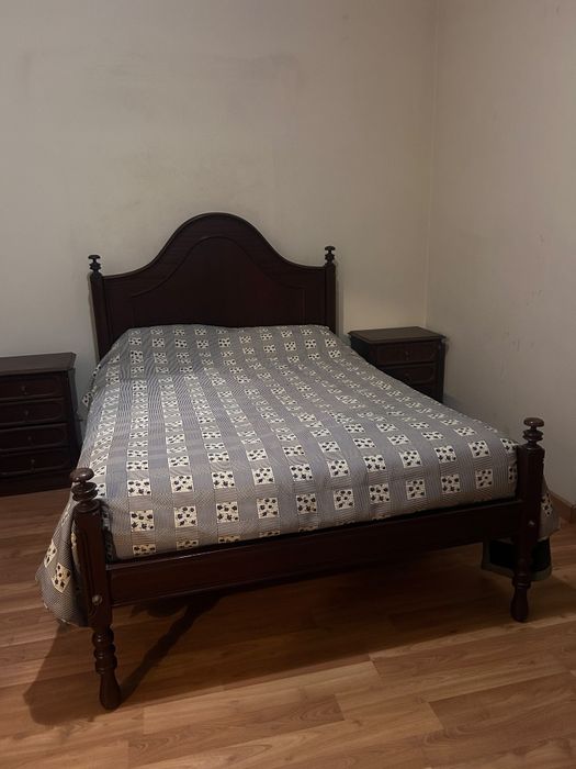 Mobiliário Quarto Casal (cama, mesas de cabeceira, cómoda e espelho)