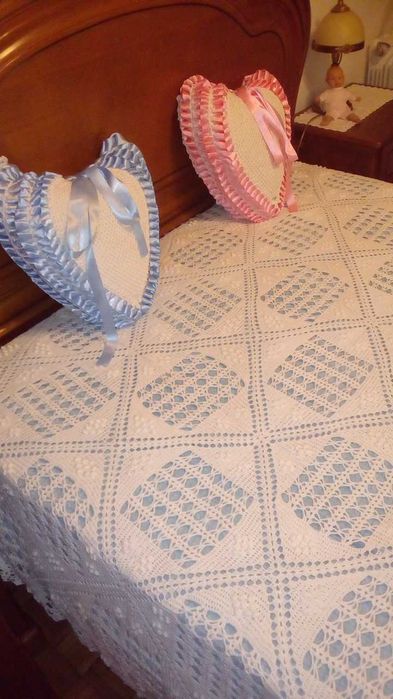 Colcha de renda e almofadas