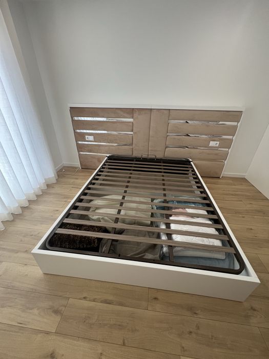 Cama estufada camel, com LED e estrado elevatório