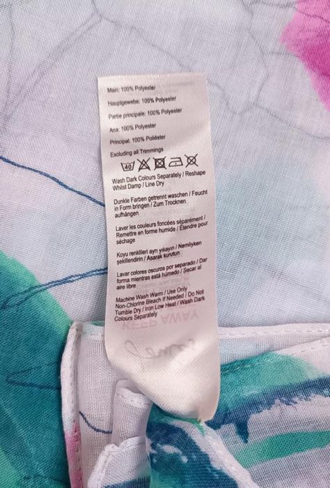Яркие шарфы от Joules.