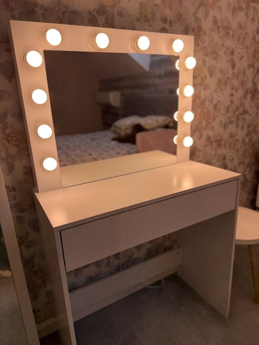 Toaletka z oświetleniem Biała