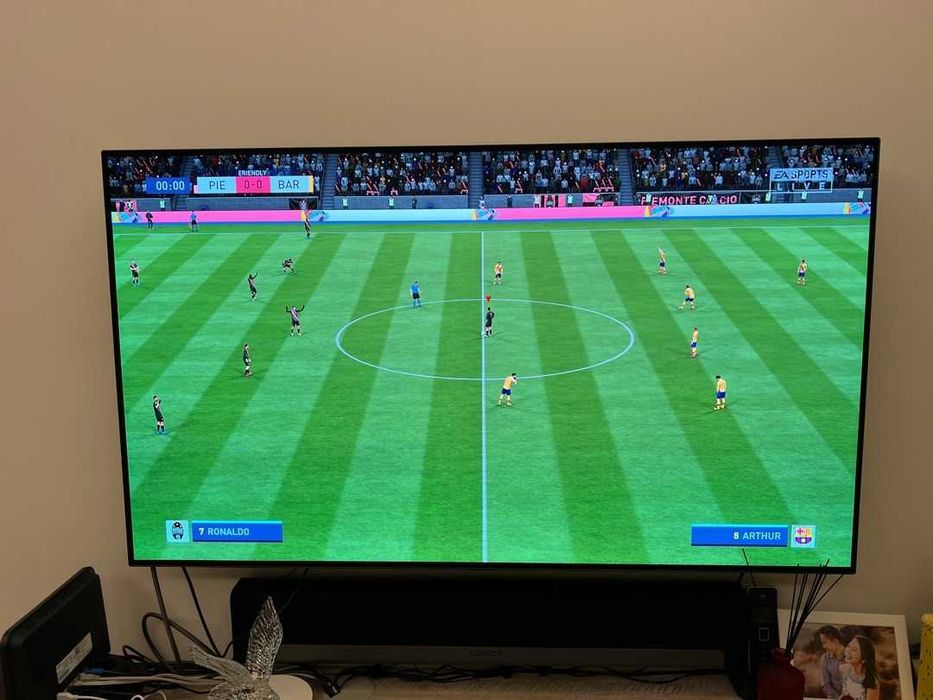 Consola PS4 Slim 500GB + 1 Comando (NOVO) + Jogo FIFA20 + Cabo