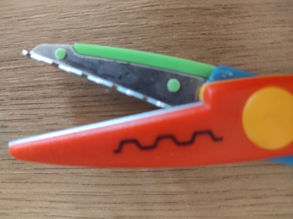 Яскраві фігурні ножиці