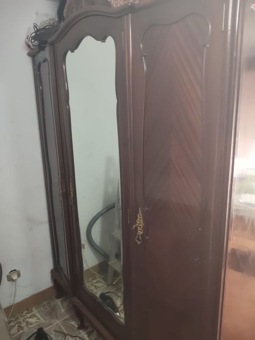 Guarda-roupa e dois móveis de madeira