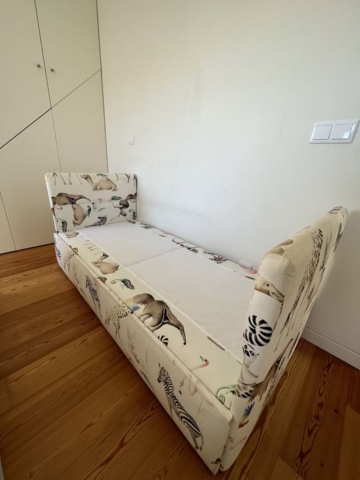 Cama de Criança, com gavetas e estofada em tecido