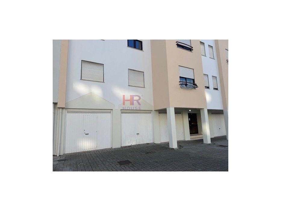 Apartamento T2 mobilado e equipado com garagem em Coimbra.