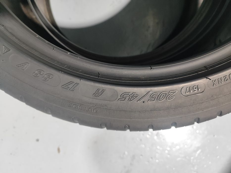 2 pneus semi novos 205-45R17 Michelin - Oferta dos portes