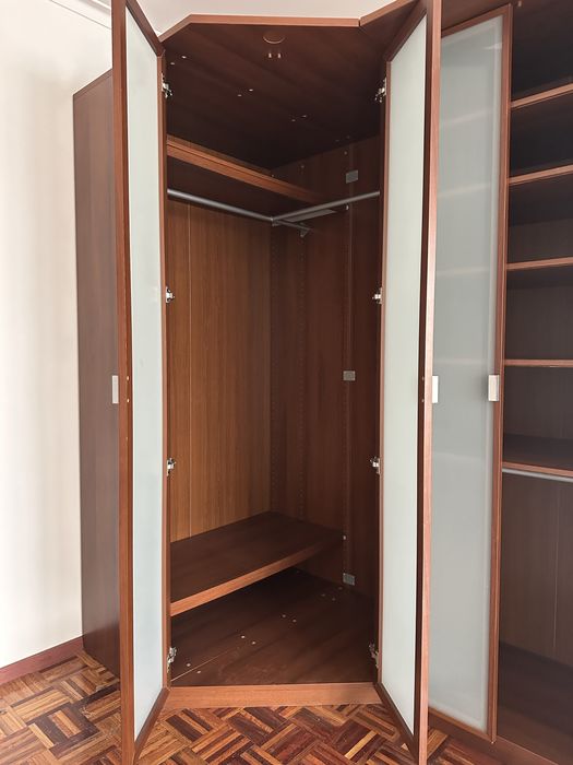 Armario Roupeiro de canto em madeira