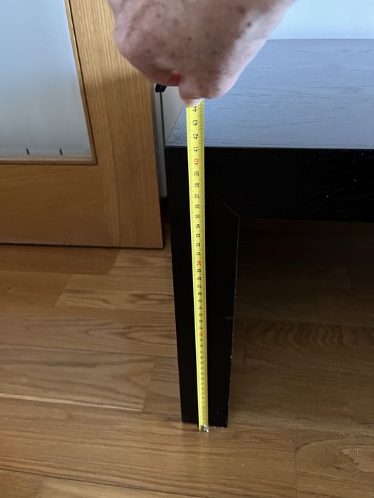 Mesa de centro em madeira maciça e espaços para fotos