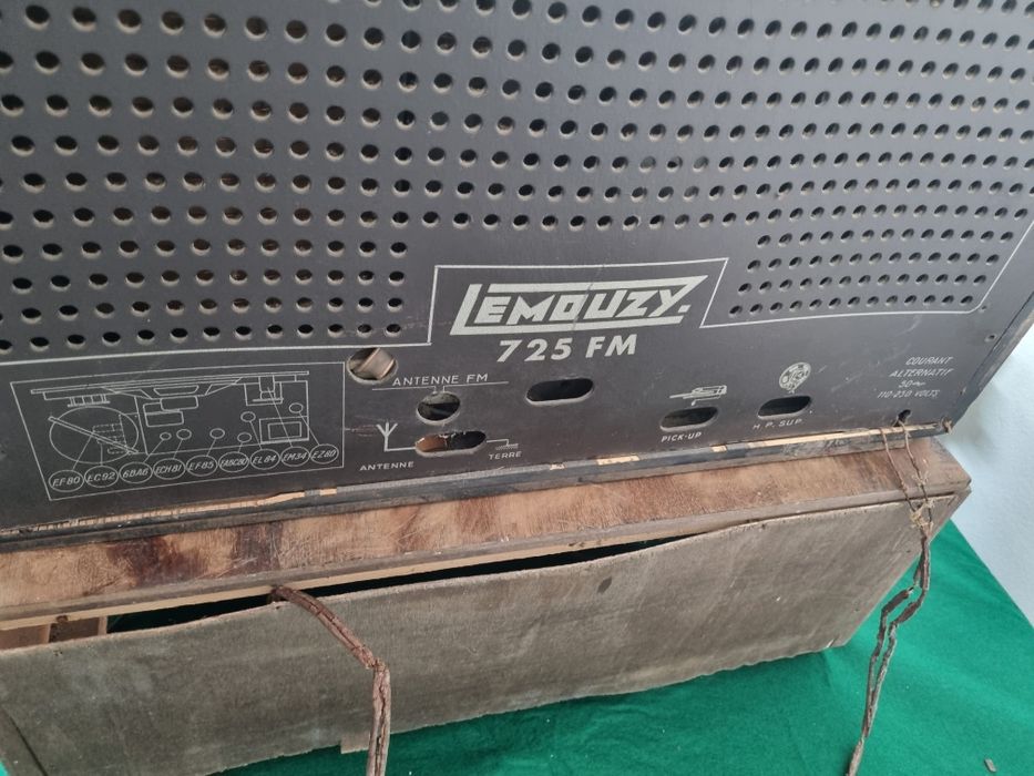 Radio Lemouzy 725 FM com gira discos