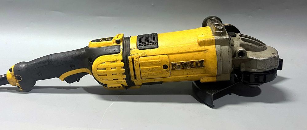 DEWALT DWE4579-QS – szlifierka kątowa 230 mm / 2600 W
