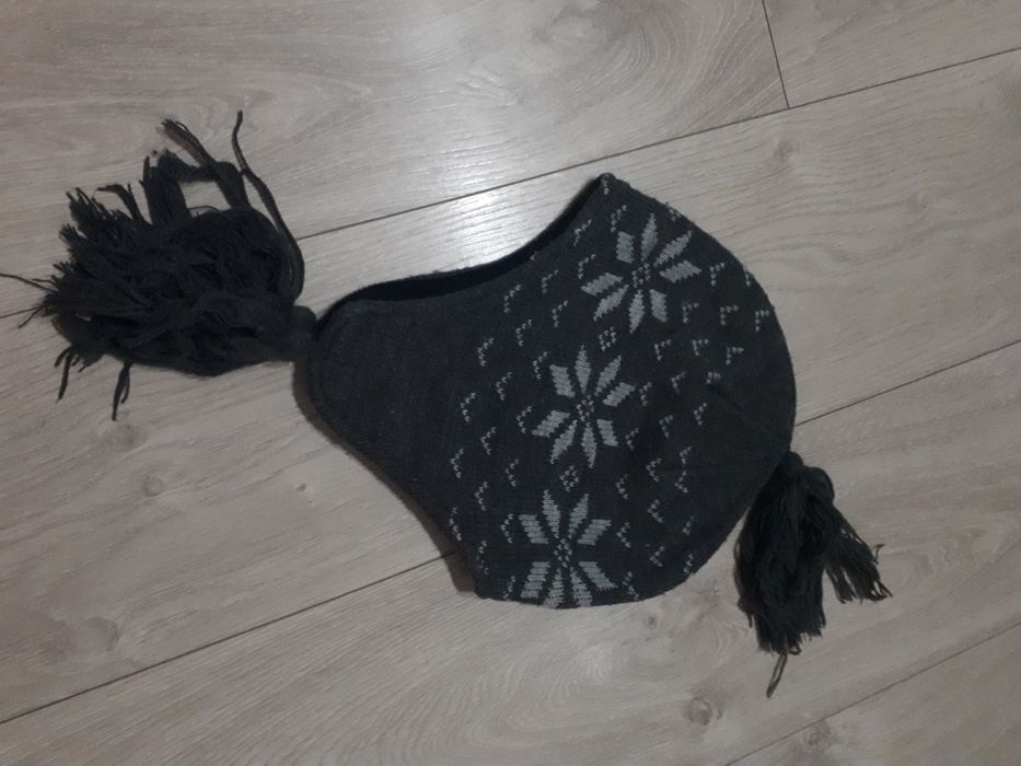 Czapka wiązana pod brodą