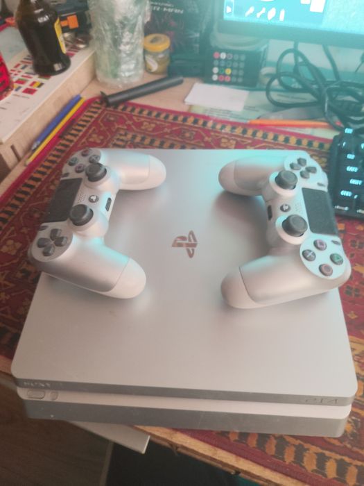 Witam posiadam PS4 z parą kontrolerów i do tego 5 gier