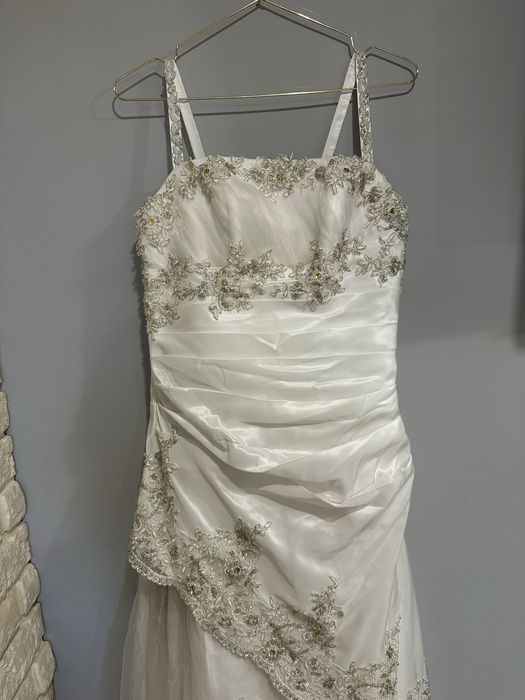 Biala suknia slubna z cekinami i stelazem okraglym pod suknie