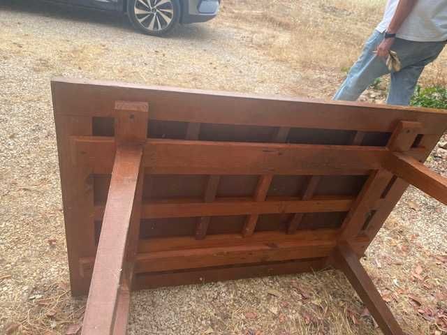 Mesa de refeições, estrutura em madeira maciça, modelo pés de palito