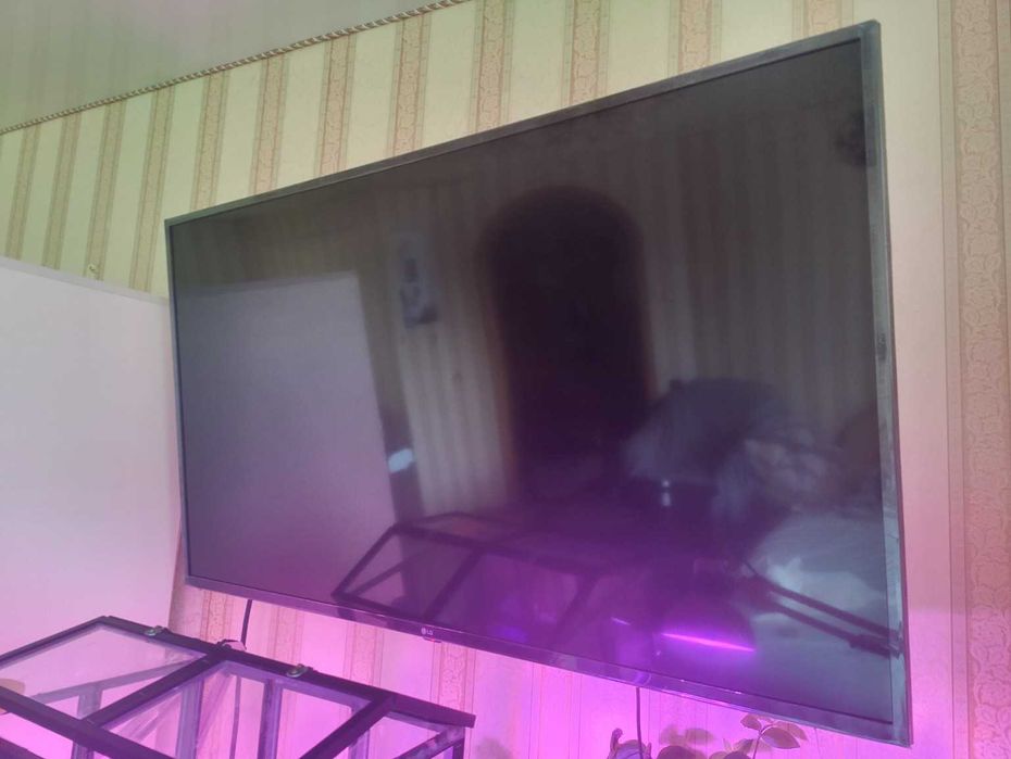 Телевізор LG 50 дюймів в ідеальному стані з кронштейном