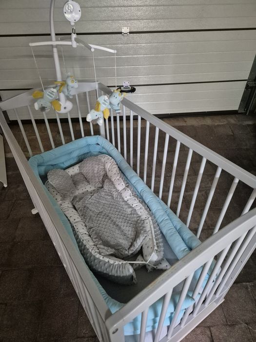 Łóżko na biegunach z materacem