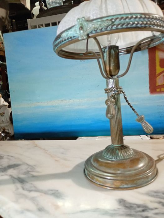 Candeeiro de mesa vintage/antigo em bronze e vidro fosco trabalhado