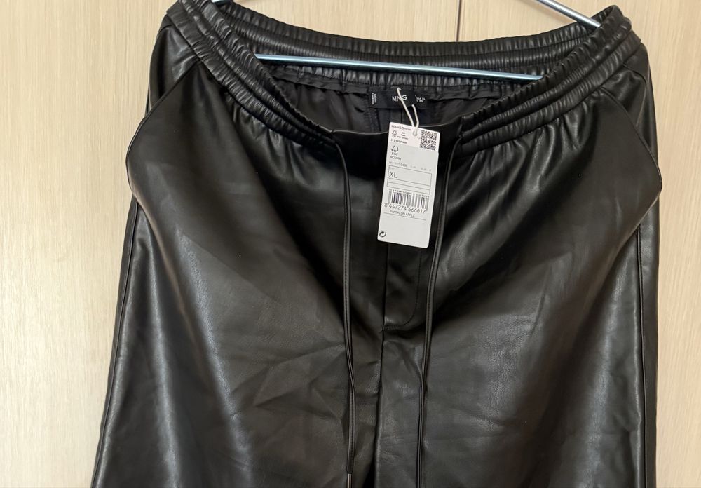 Штани зі штучноі шкіри нові Mango