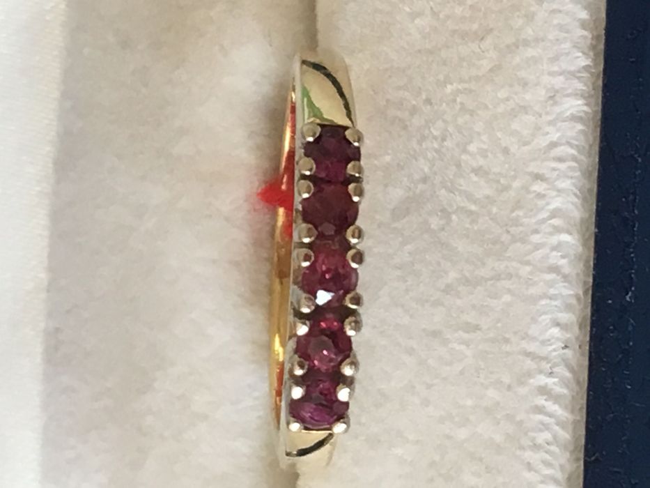 Złoty pierścionek z rubinami