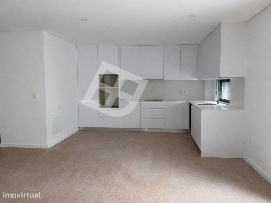 Apartamento T2 com terraço - Centro de Esgueira