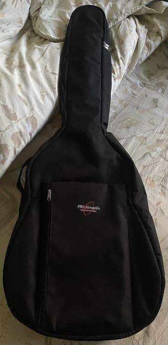 Акустична гітара з тонким корпусом