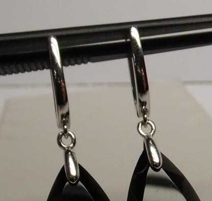 Srebrne kolczyki fasetowane onyksy łezki zatrzask