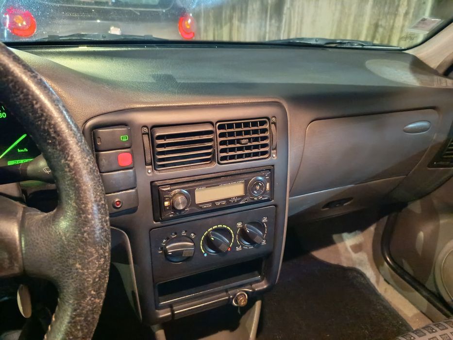 VW Polo 1999 sinistrado -Mecanica em bom estado (Ler anúncio)