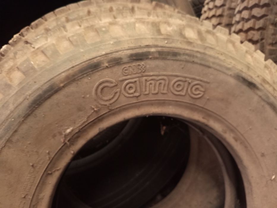 Pneus completamente novos