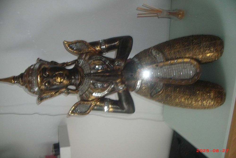 Vendo estatueta  com 60 cm altura por 25 euros