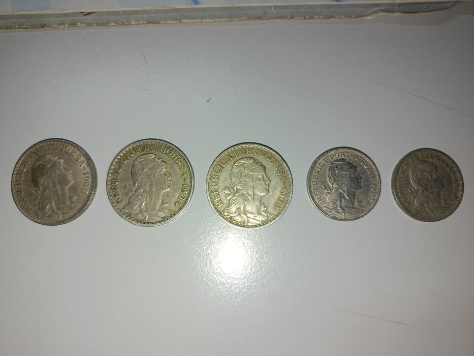 Moedas 1 escudo e 50 centavos alpaca