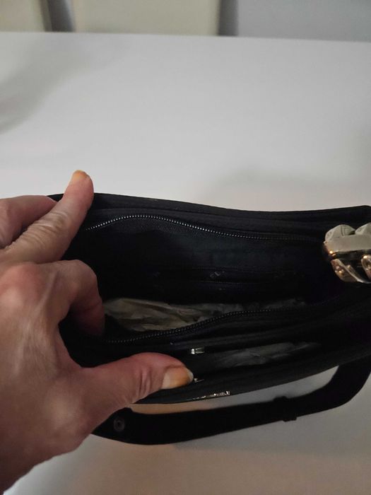 Mala preta em tecido impermeável