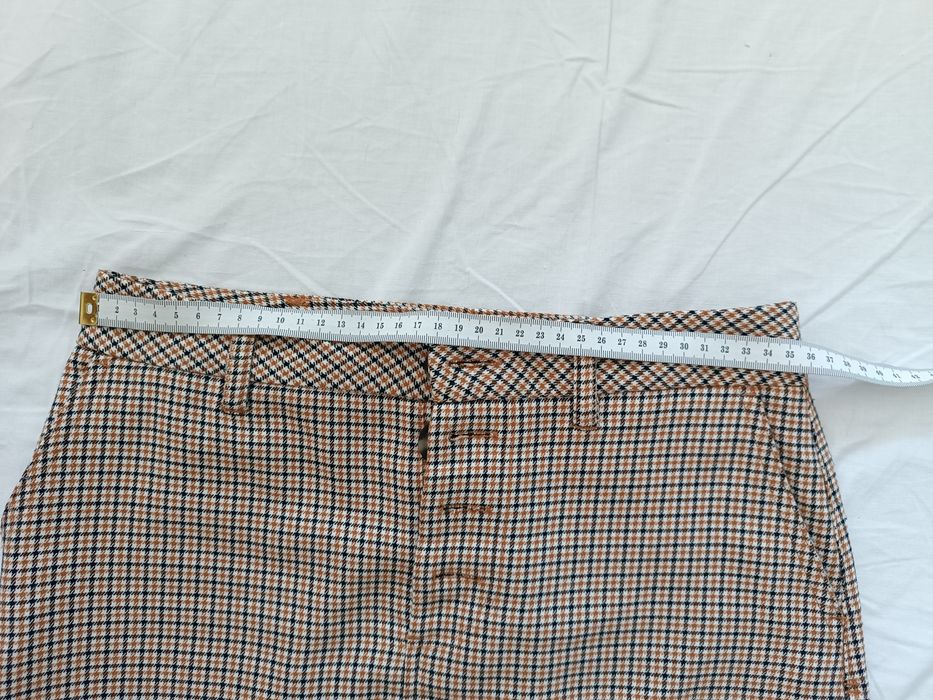 Saia com botões e bolsos