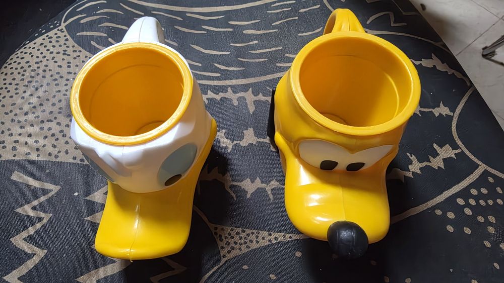 Canecas plastico muito antigas