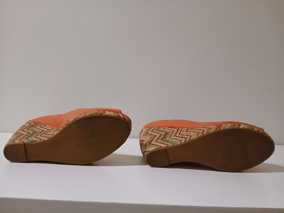 Sapatos cor salmão, com cunha colorida