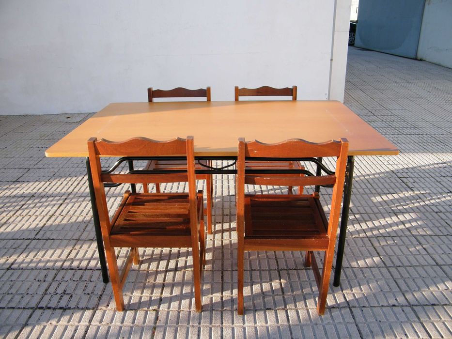 Mesa e cadeiras em ótimo estado.