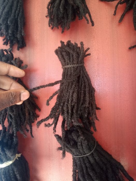 Vendas de Rastas feito de cabelo humano , temos rastas finas e grossas