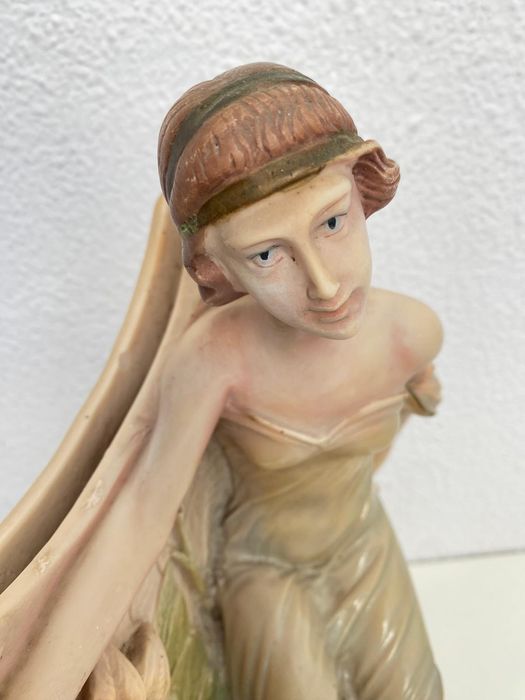 Estatueta muito antiga em marfinite